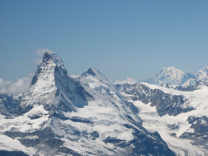 Vlevo Matternhorn a v pravo Mont Blank
