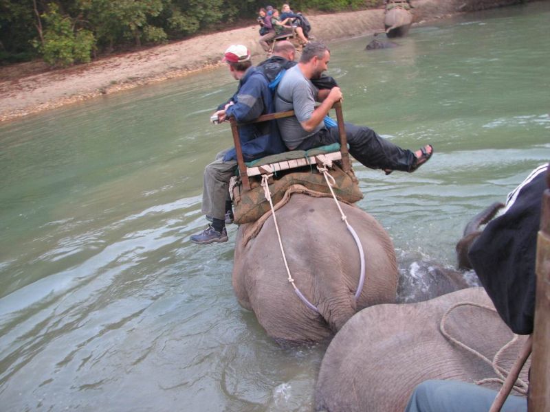 Jzda na slonech - vpravo je vidt hbet slete